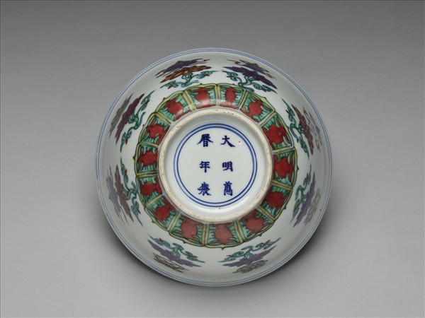 鬥彩番蓮八寶紋碗