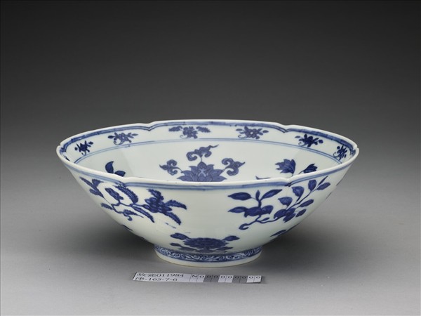青花花果紋葵口碗