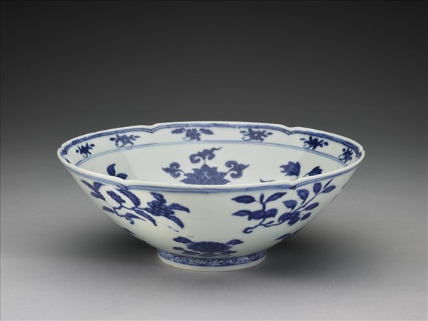 青花花果紋葵口碗
