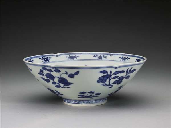青花花果紋葵口碗