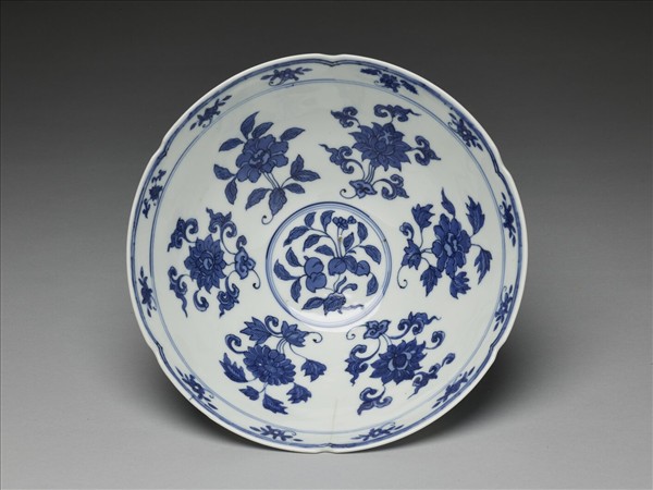 青花花果紋葵口碗