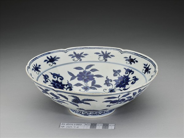 青花花果紋葵口碗