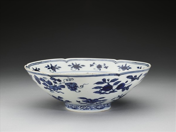 青花花果紋葵口碗