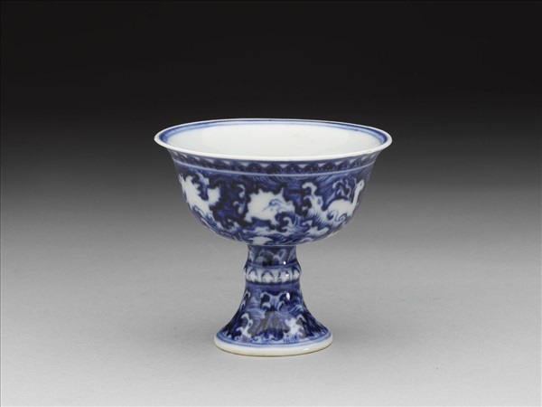青花波濤海獸紋高足杯