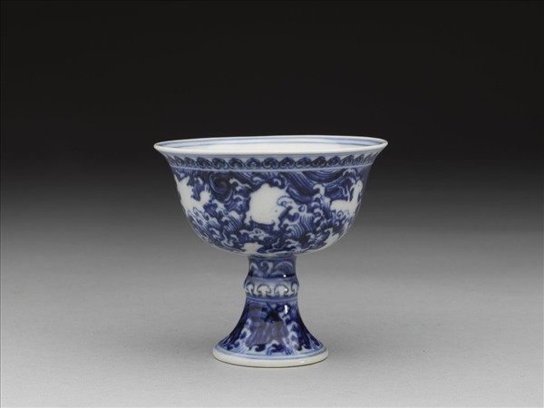 青花波濤海獸紋高足杯