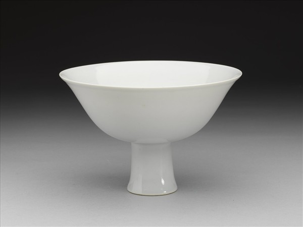 甜白釉纏枝花卉紋高足碗