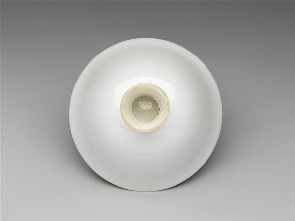 甜白釉纏枝花卉紋高足碗