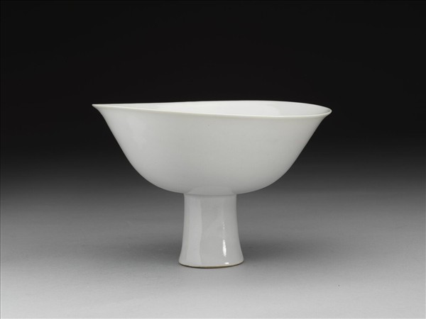 甜白釉纏枝花卉紋高足碗