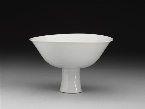 甜白釉纏枝花卉紋高足碗