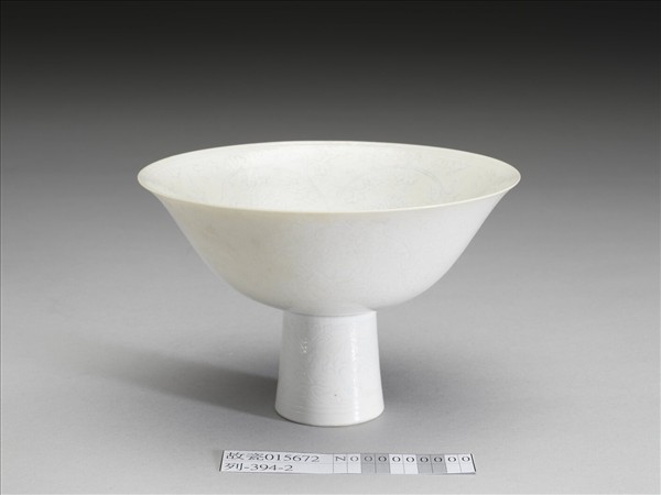 青白瓷劃花番蓮紋高足碗