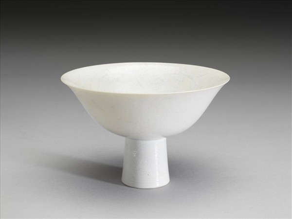 青白瓷劃花番蓮紋高足碗