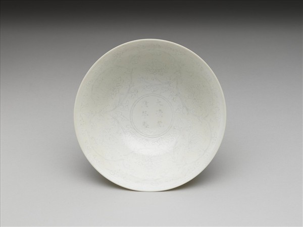 青白瓷劃花番蓮紋高足碗