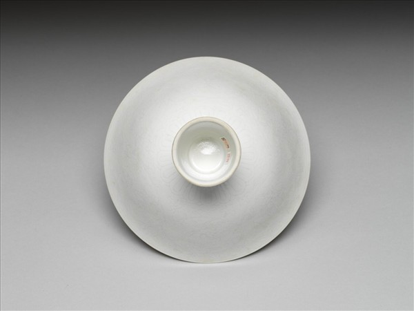 青白瓷劃花番蓮紋高足碗