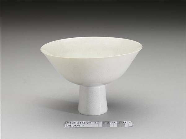 青白瓷劃花番蓮紋高足碗