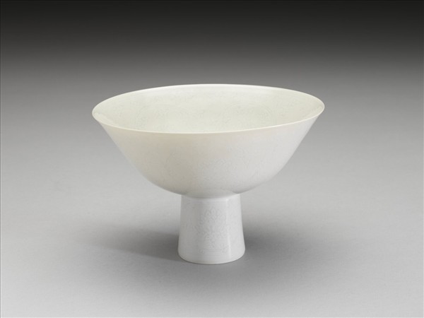 青白瓷劃花番蓮紋高足碗