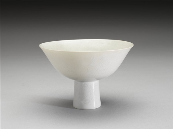 青白瓷劃花番蓮紋高足碗