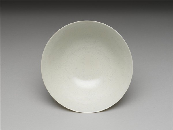 青白瓷劃花番蓮紋高足碗