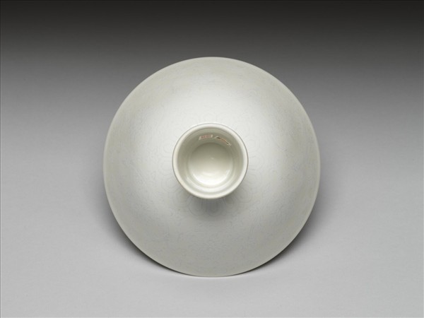 青白瓷劃花番蓮紋高足碗