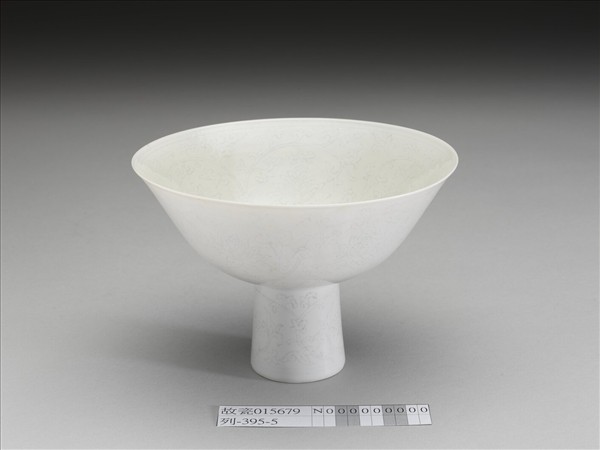 青白瓷劃花番蓮紋高足碗