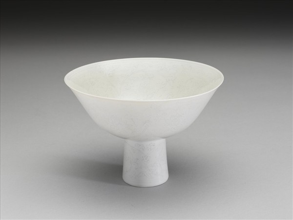 青白瓷劃花番蓮紋高足碗