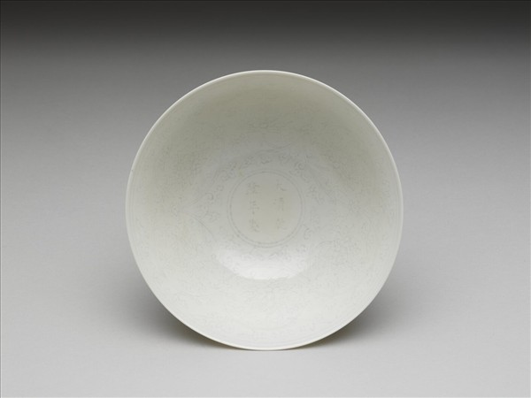 青白瓷劃花番蓮紋高足碗