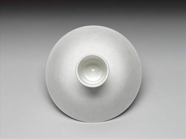 青白瓷劃花番蓮紋高足碗