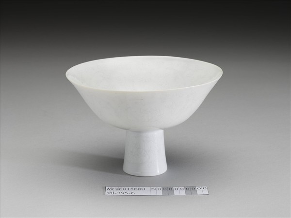 青白瓷劃花番蓮紋高足碗