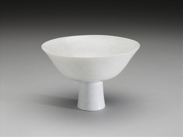 青白瓷劃花番蓮紋高足碗