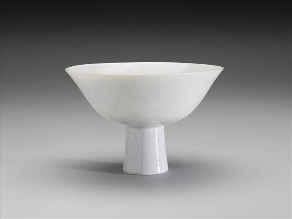 青白瓷劃花番蓮紋高足碗