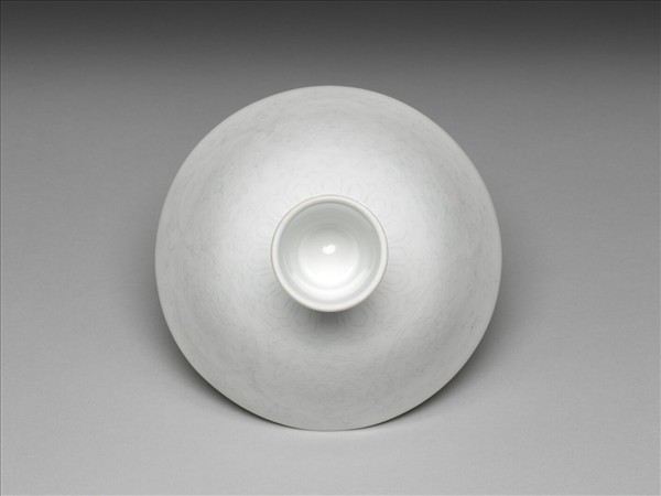 青白瓷劃花番蓮紋高足碗