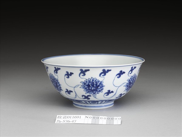 青花番蓮紋碗