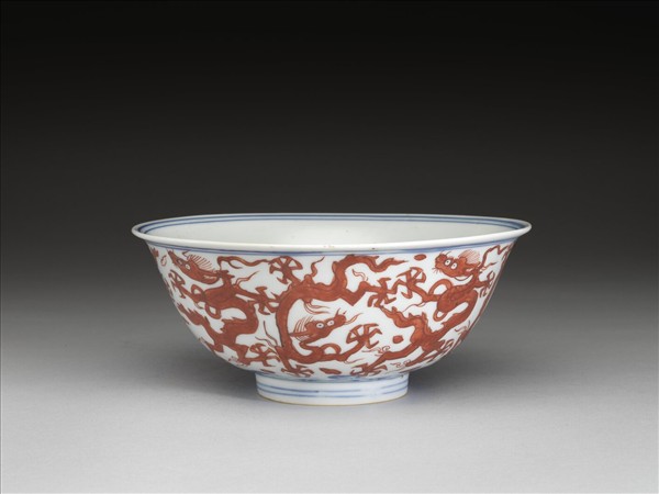 青花描紅九龍紋碗