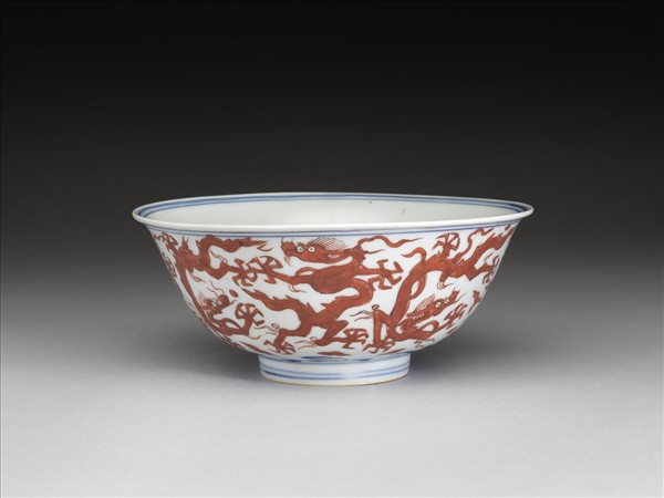 青花描紅九龍紋碗