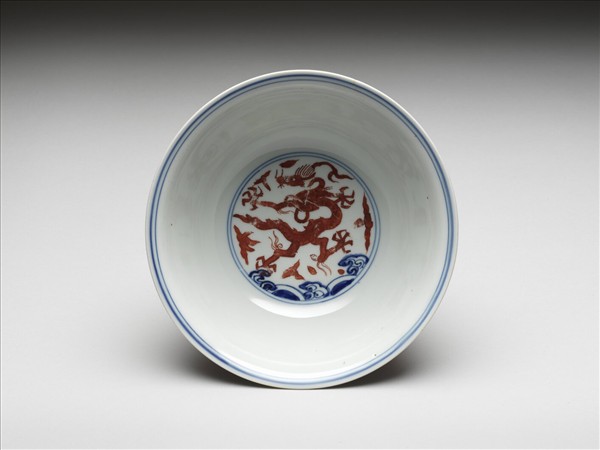 青花描紅九龍紋碗