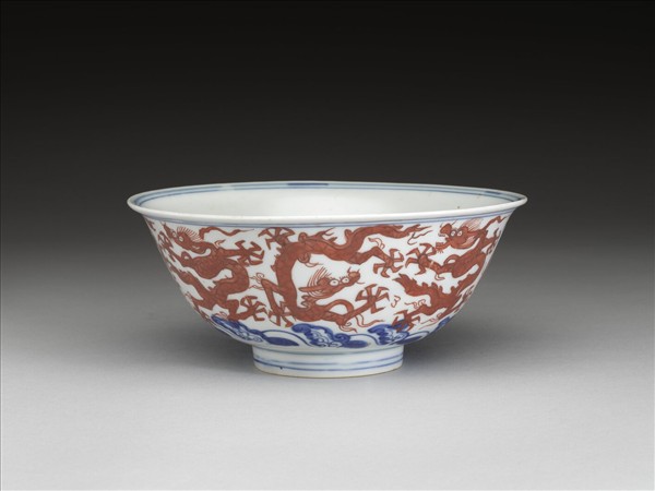 青花描紅九龍紋碗