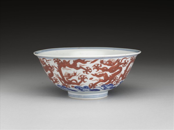 青花描紅九龍紋碗