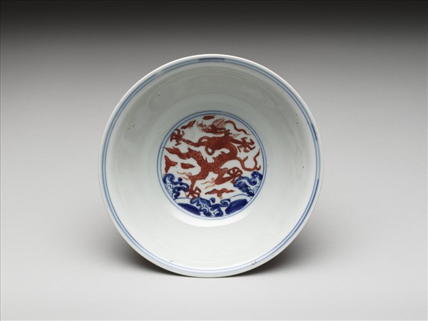 青花描紅九龍紋碗