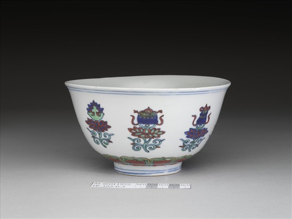 鬥彩番蓮八寶紋碗