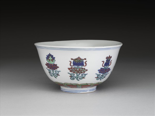 鬥彩番蓮八寶紋碗