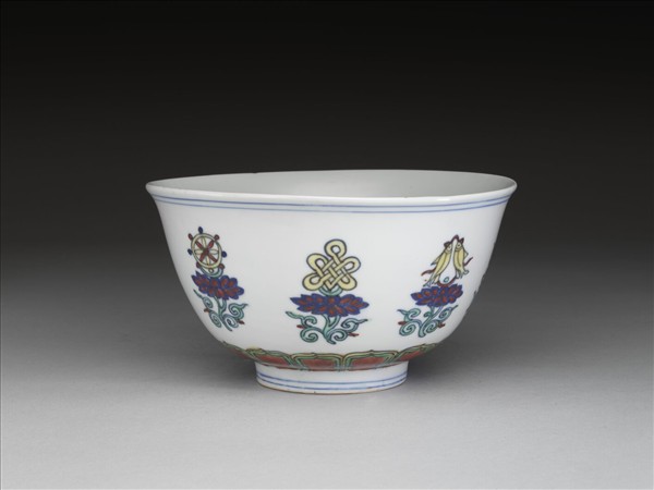 鬥彩番蓮八寶紋碗