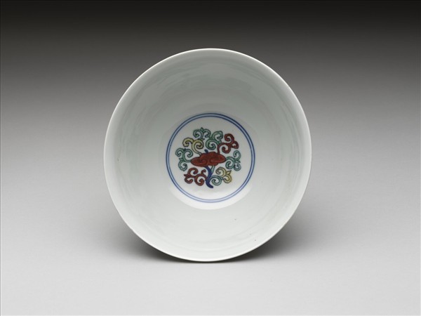 鬥彩番蓮八寶紋碗