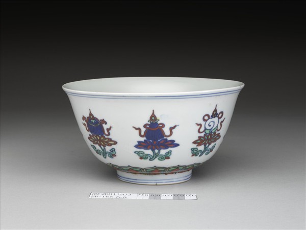 鬥彩番蓮八寶紋碗