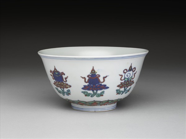 鬥彩番蓮八寶紋碗