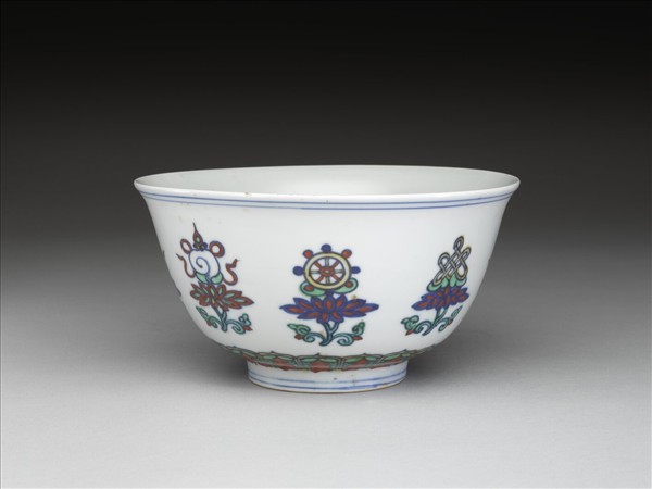 鬥彩番蓮八寶紋碗