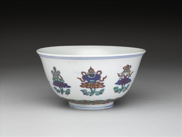 鬥彩番蓮八寶紋碗