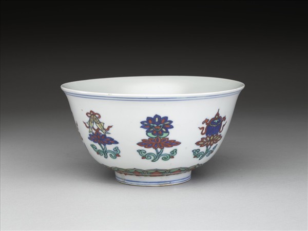 鬥彩番蓮八寶紋碗
