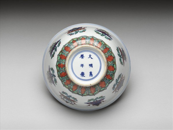 鬥彩番蓮八寶紋碗