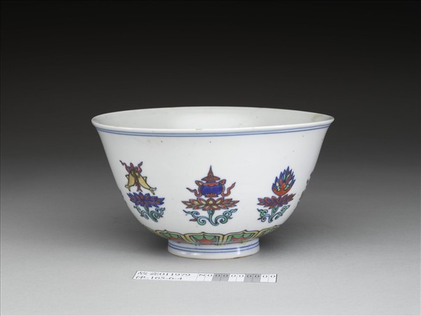 鬥彩番蓮八寶紋碗