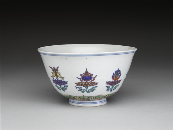 鬥彩番蓮八寶紋碗