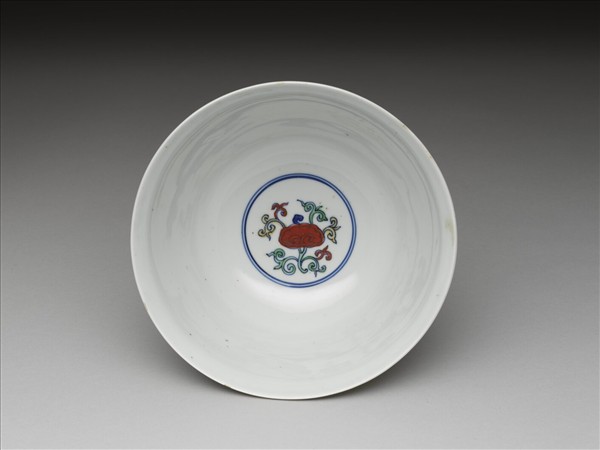 鬥彩番蓮八寶紋碗